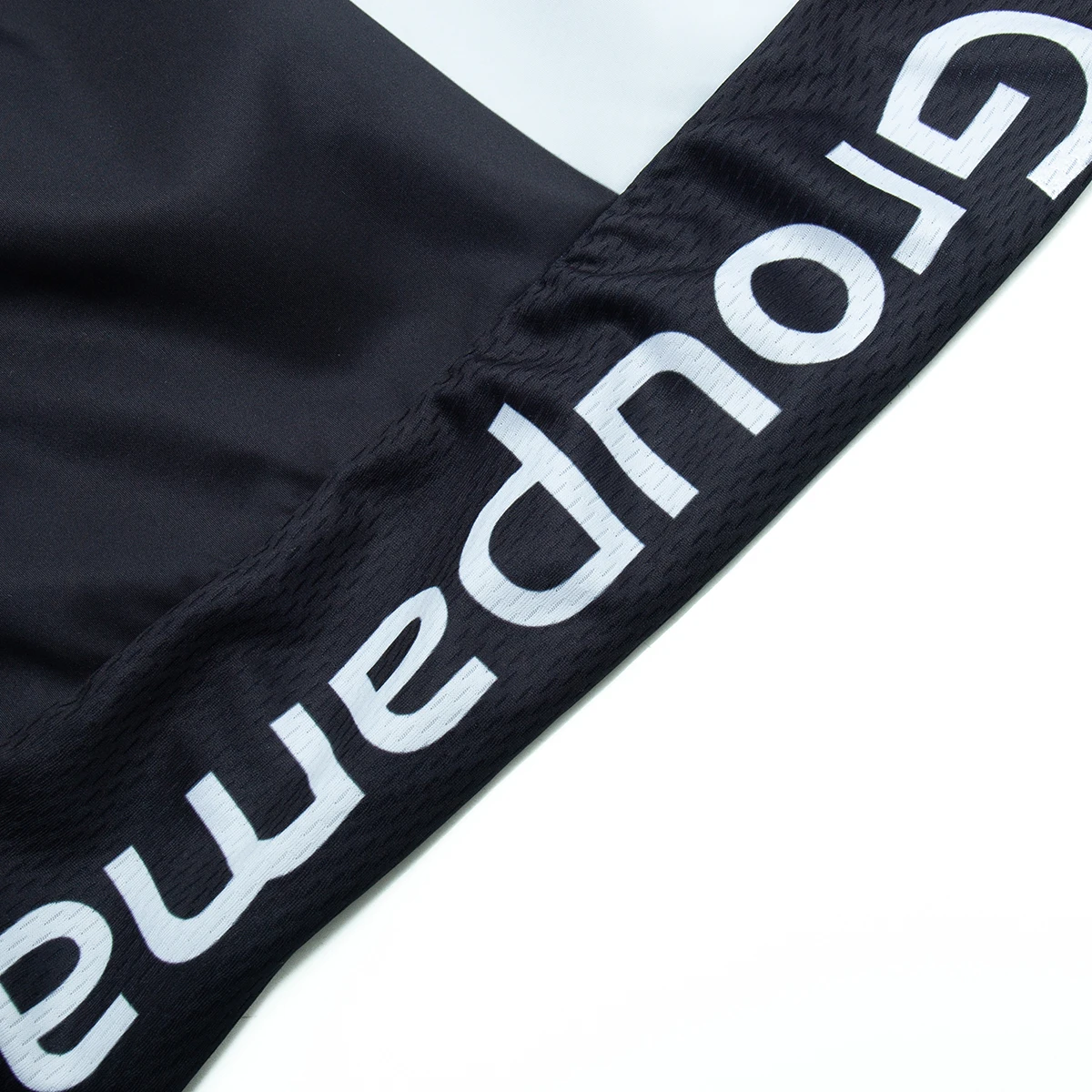 Schwarzes Radtrikot mit weißem Schriftzug