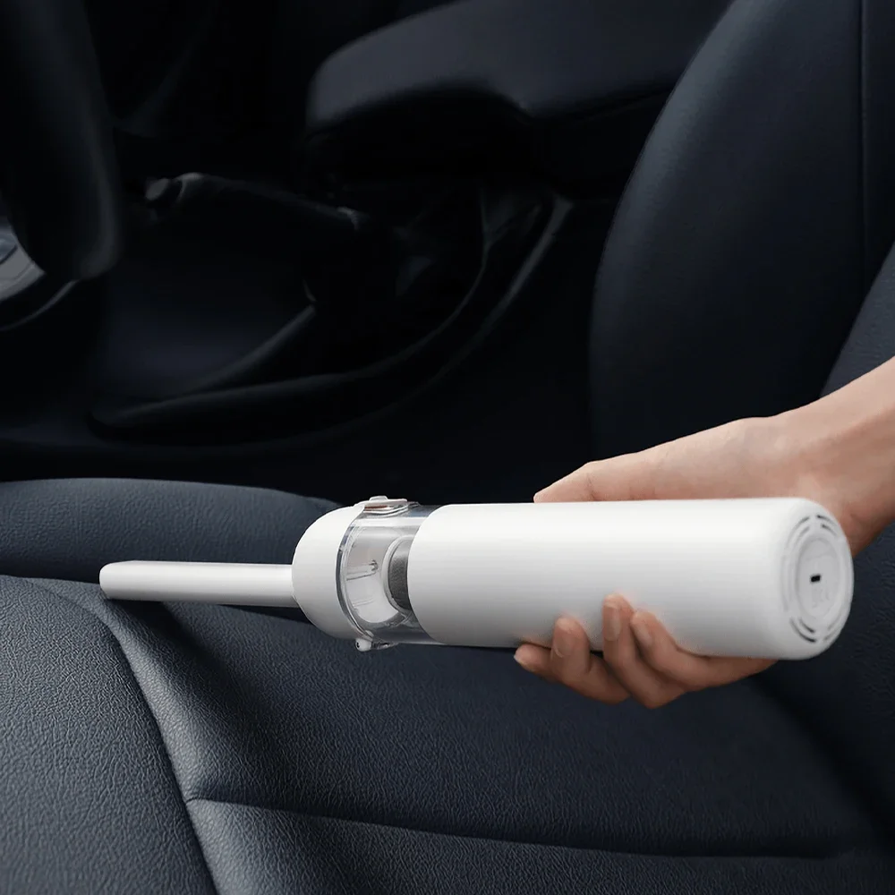 Handstaubsauger reinigt Autositz