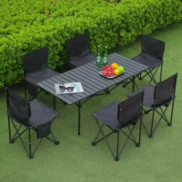 Gartenmöbelset mit Tisch und klappbaren Stühlen.