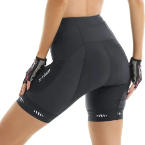 Frau in schwarzer Radlerhose und Handschuhen