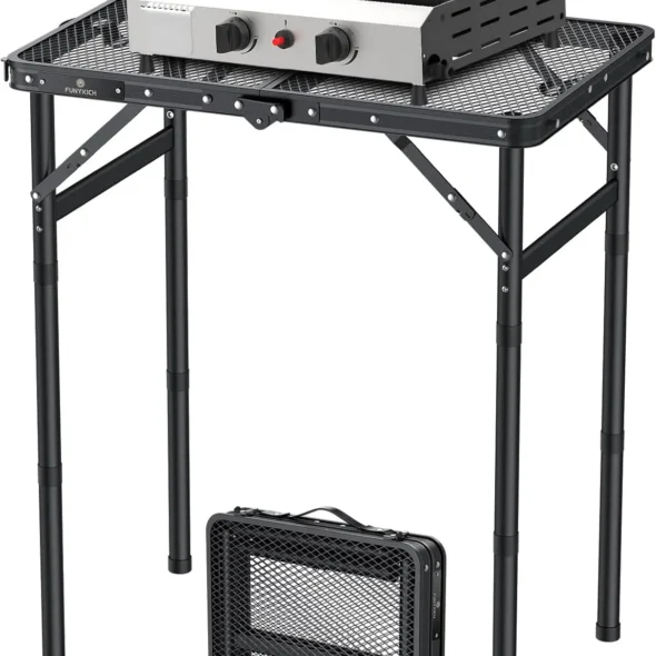 Tragbarer Grill mit Grillplatte und Tisch.