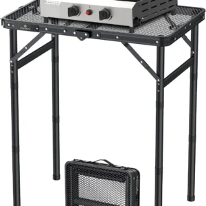 Tragbarer Tischgrill mit Fleisch und Gemüse auf Gitter.