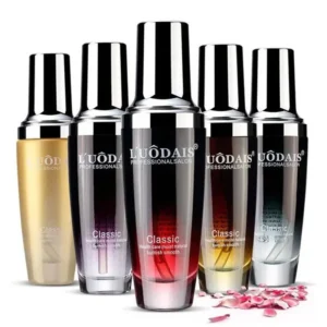 Fünf bunte Haarsprays in verschiedenen Farben