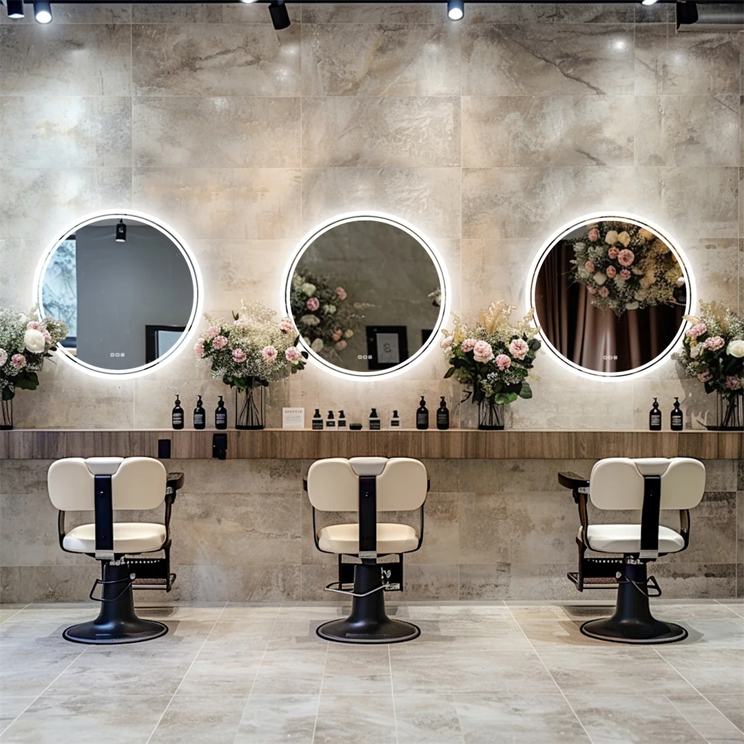 Friseursalon mit drei Spiegeln und Blumenbouquets.