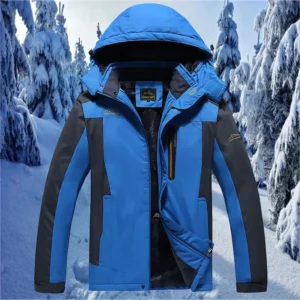 Blaue Winterjacke vor schneebedecktem Wald