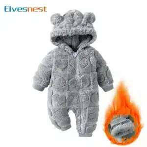 Grauer Babyanzug mit Kapuze und Bärenohren.