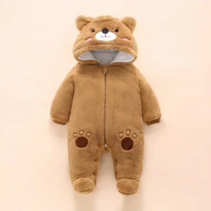 Brauner Teddybär-Babyanzug mit Kapuze.