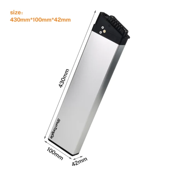 Silberner Akku mit Größenangaben.