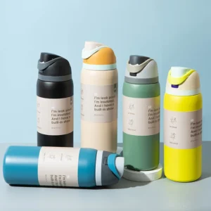 Fünf bunte, isolierte Trinkflaschen mit integriertem Strohhalm.