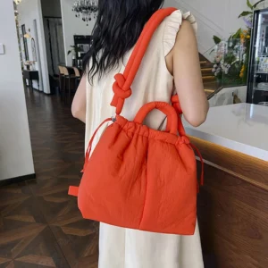Große gesteppte Puffer-Tasche für Damen – weiche Schultertasche aus Nylon.