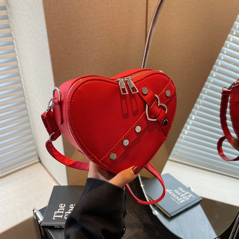 Vintage Y2K Small Chain Rivet Shoulder Bag Heart Shaped Purse Handbag Red PU Leather Gothic Tote Bag Fashion Women Crossbody Bag – Bild 8