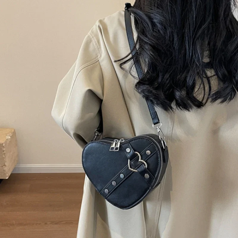 Vintage Y2K Small Chain Rivet Shoulder Bag Heart Shaped Purse Handbag Red PU Leather Gothic Tote Bag Fashion Women Crossbody Bag – Bild 3