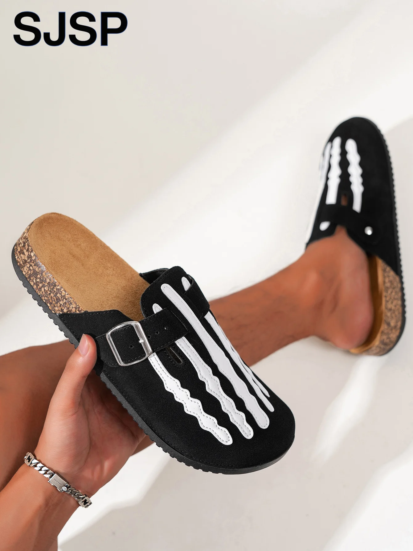 Herren-Sandalen mit Skelettmotiv und Schnalle