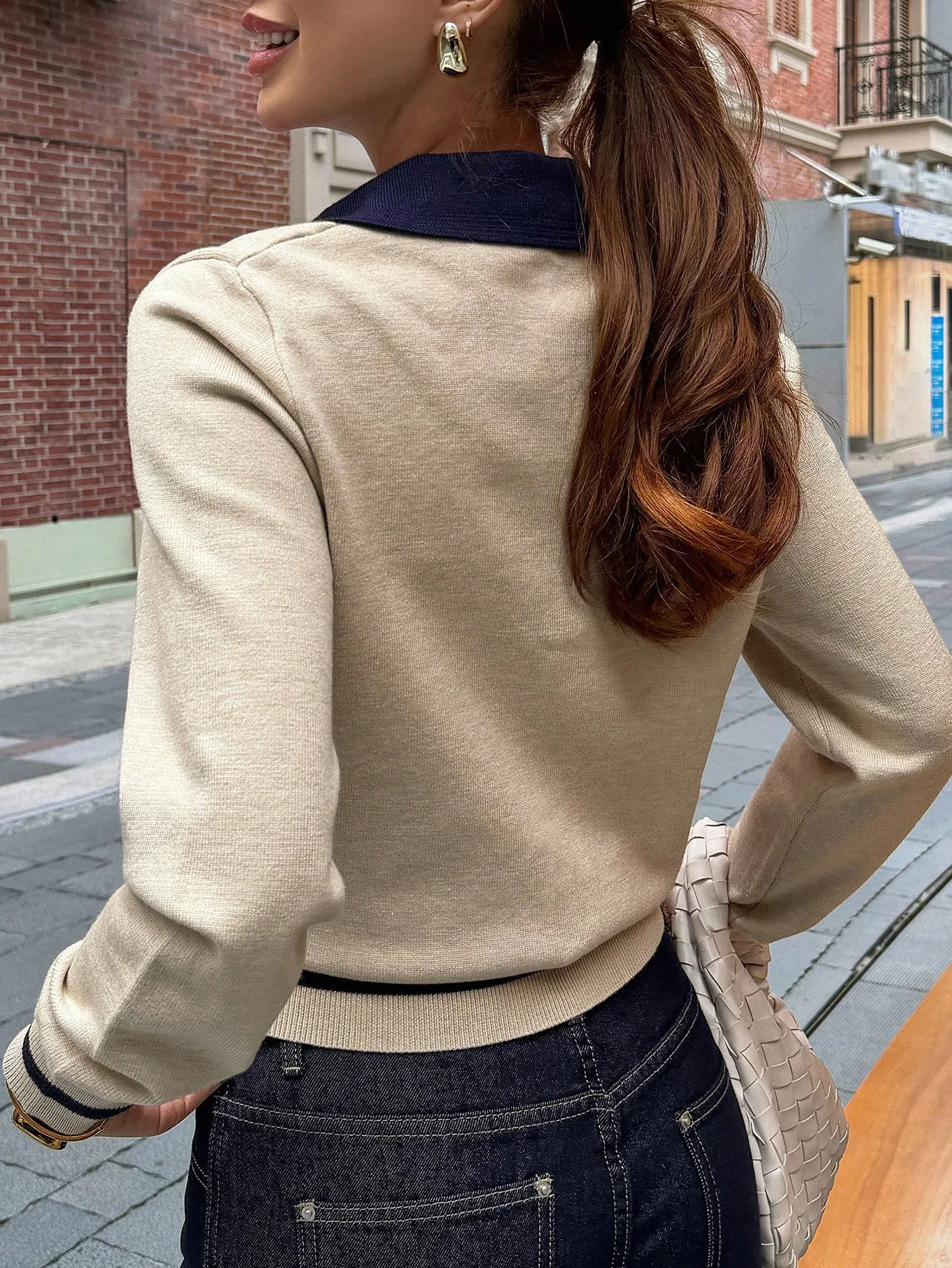 Damen-Strickpullover mit Polokragen und Farbblock-Design – Bild 2