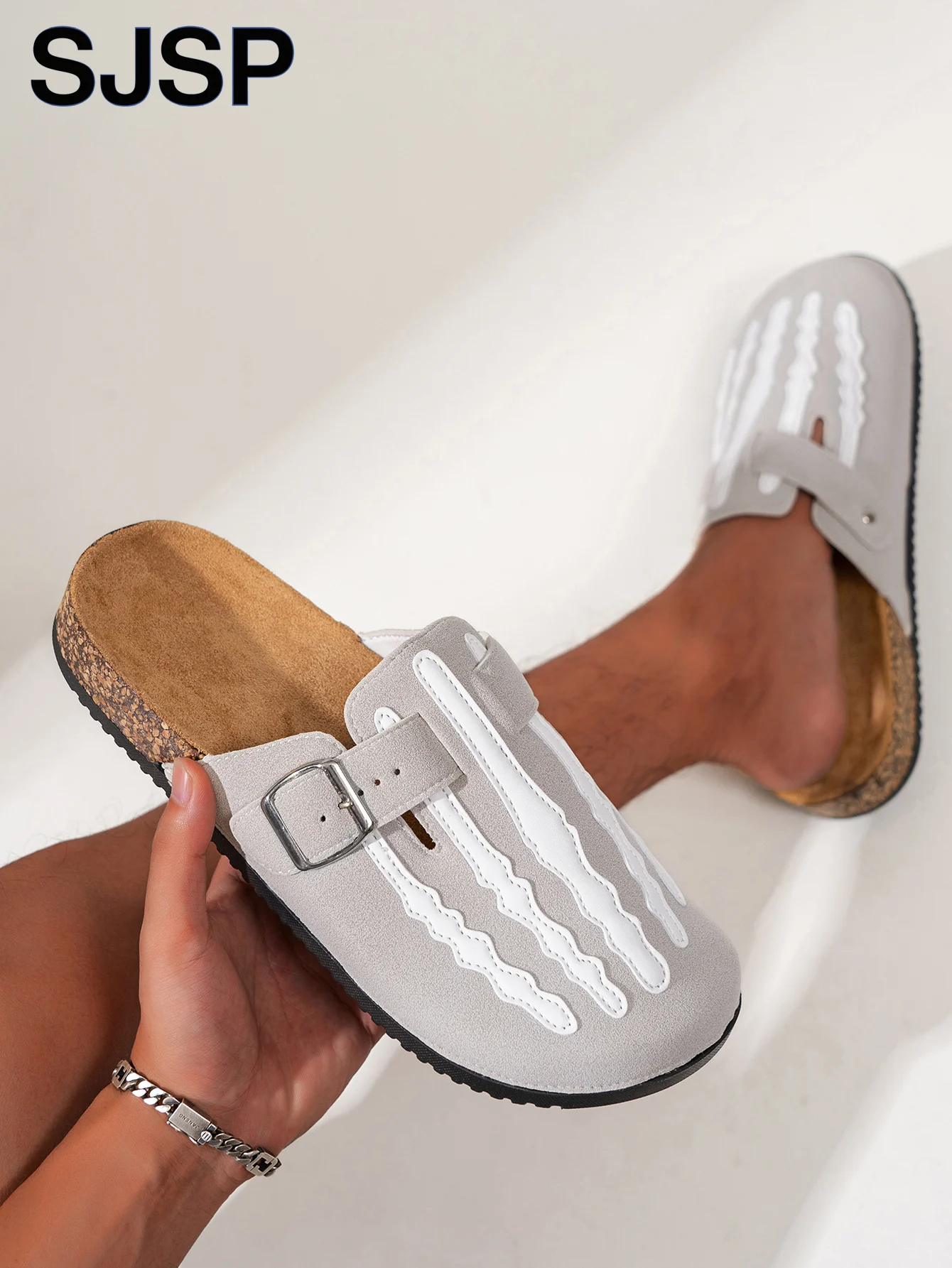 Herren-Sandalen mit Skelettmotiv und Schnalle – Bild 2