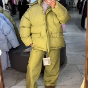Damen Winter-Outfit mit Streifen – Steppjacke und Hose