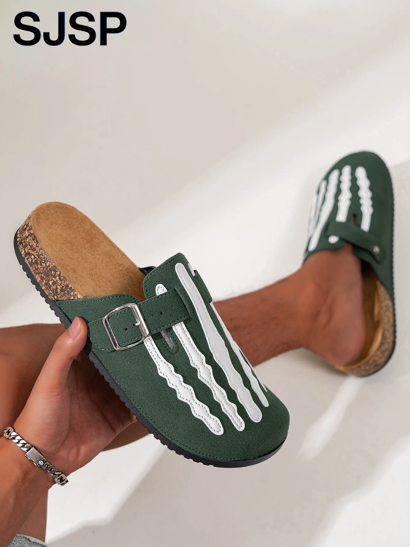 Herren-Sandalen mit Skelettmotiv und Schnalle – Bild 3